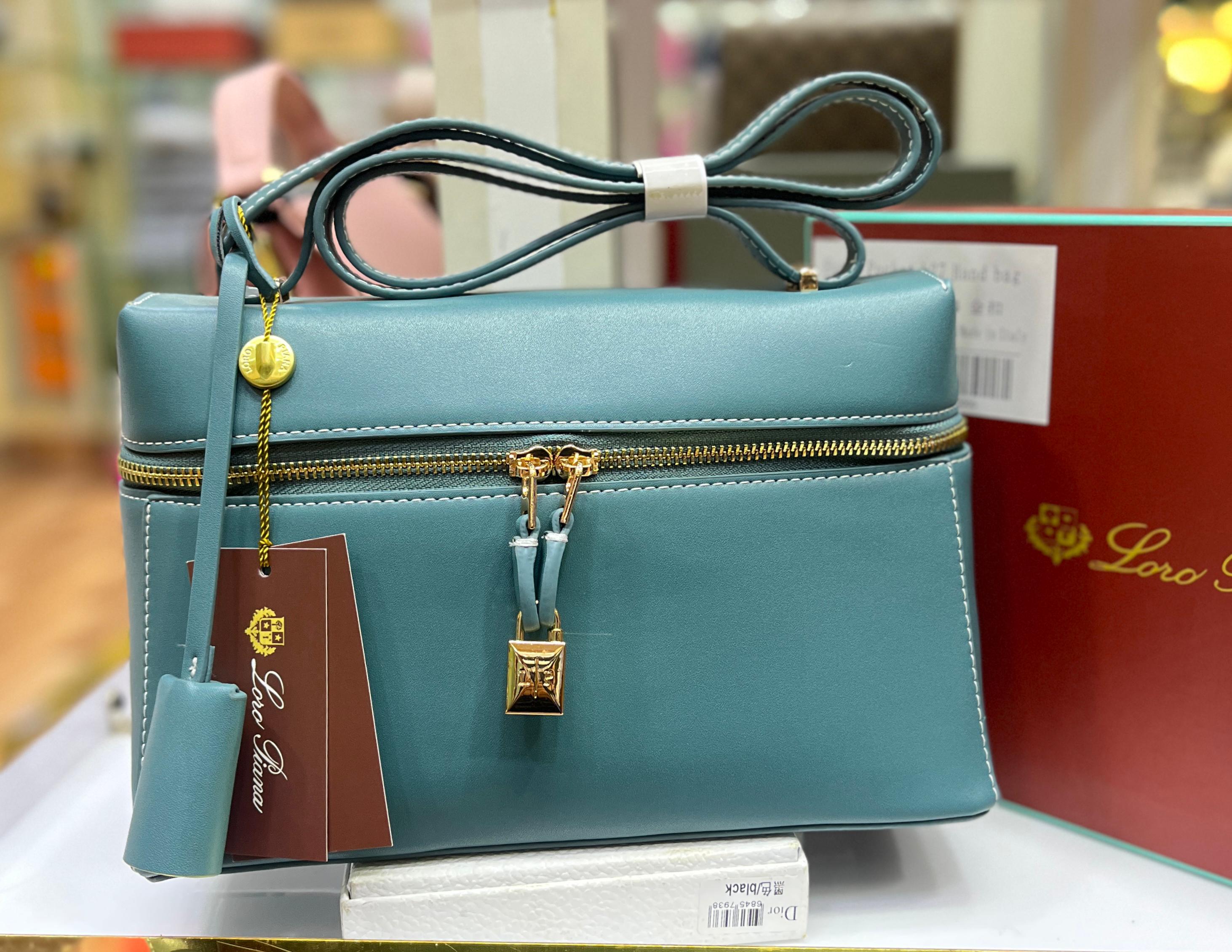 Loro Piana
Extra Bag L27
Smooth Calfskin