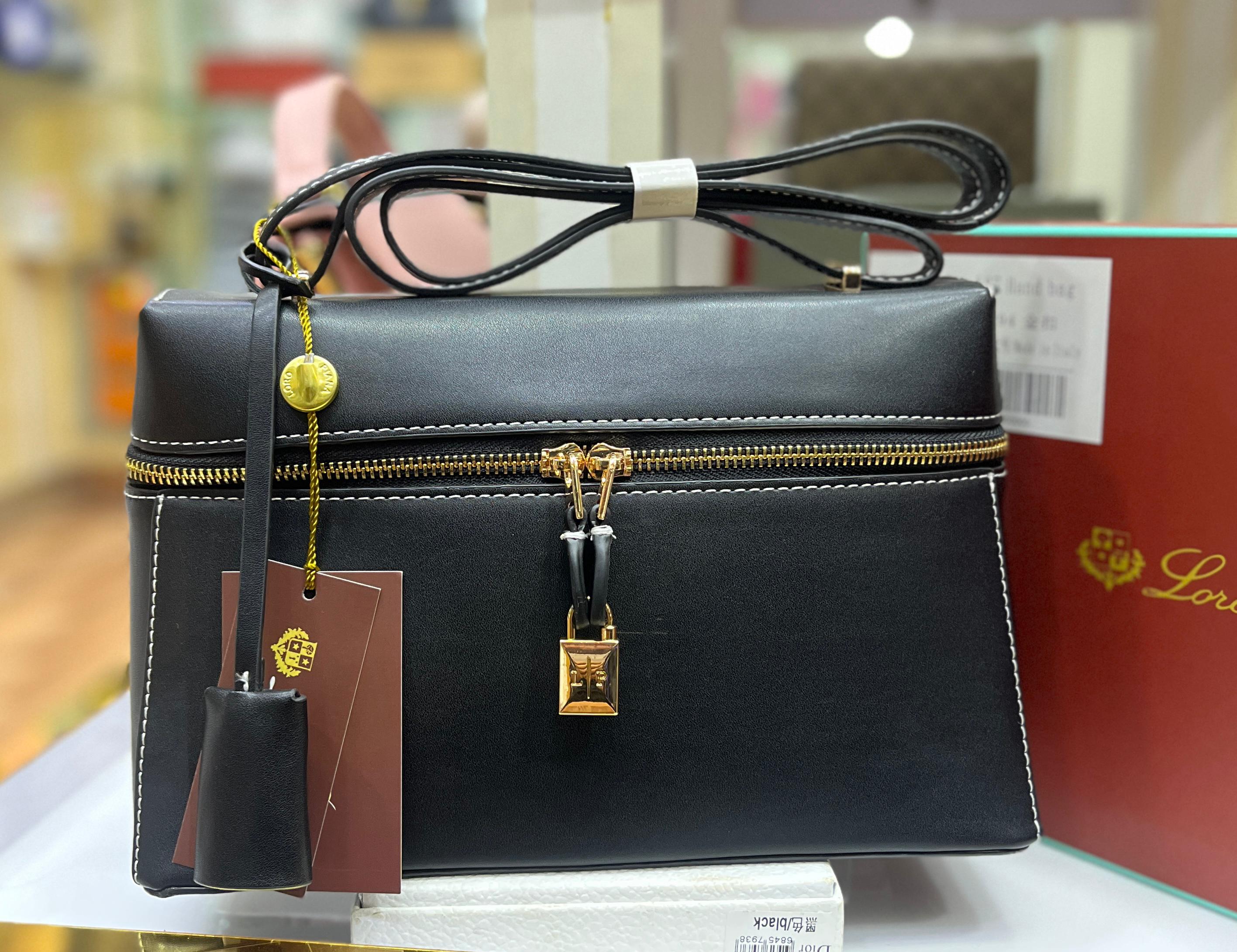 Loro Piana
Extra Bag L27
Smooth Calfskin