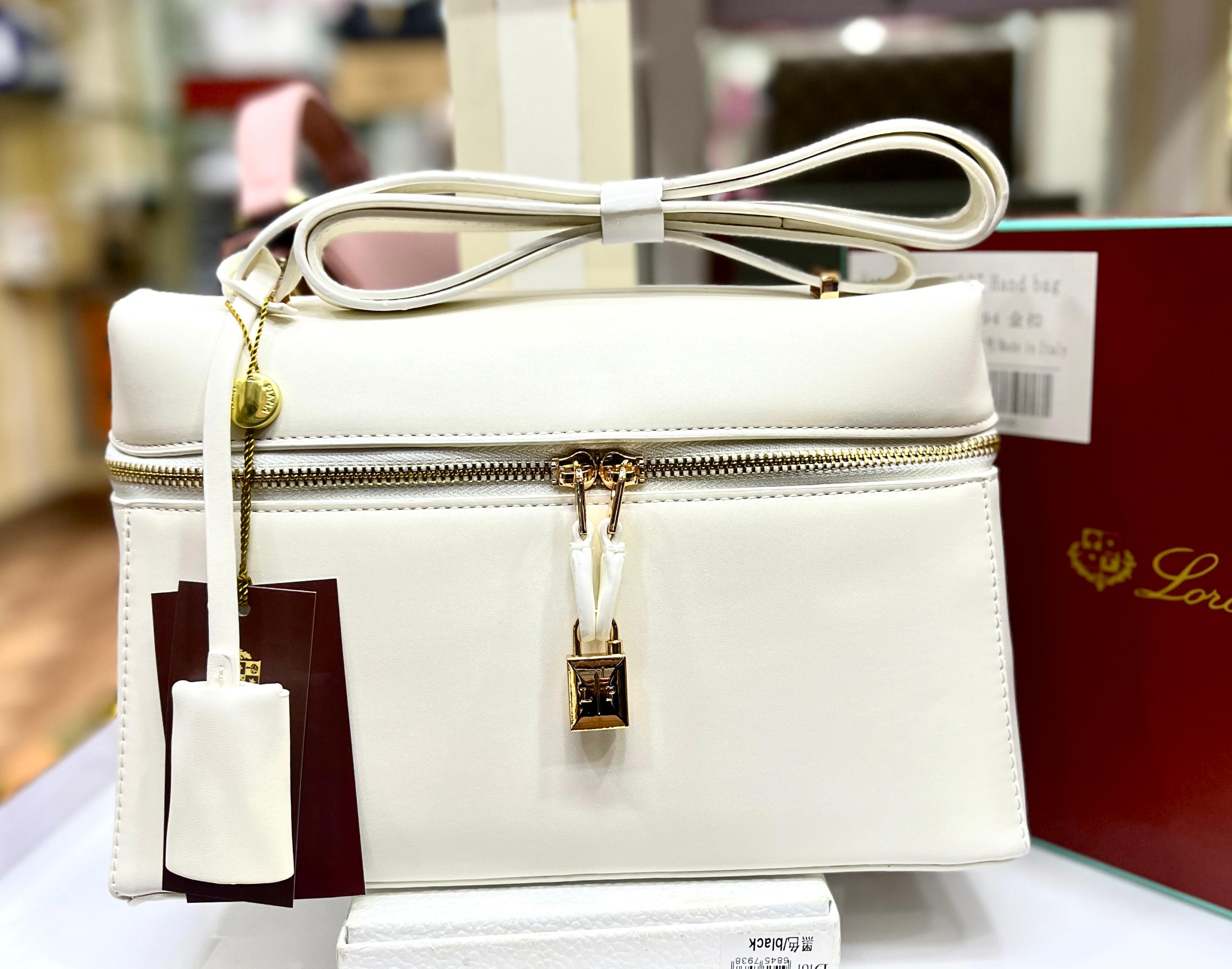 Loro Piana
Extra Bag L27
Smooth Calfskin