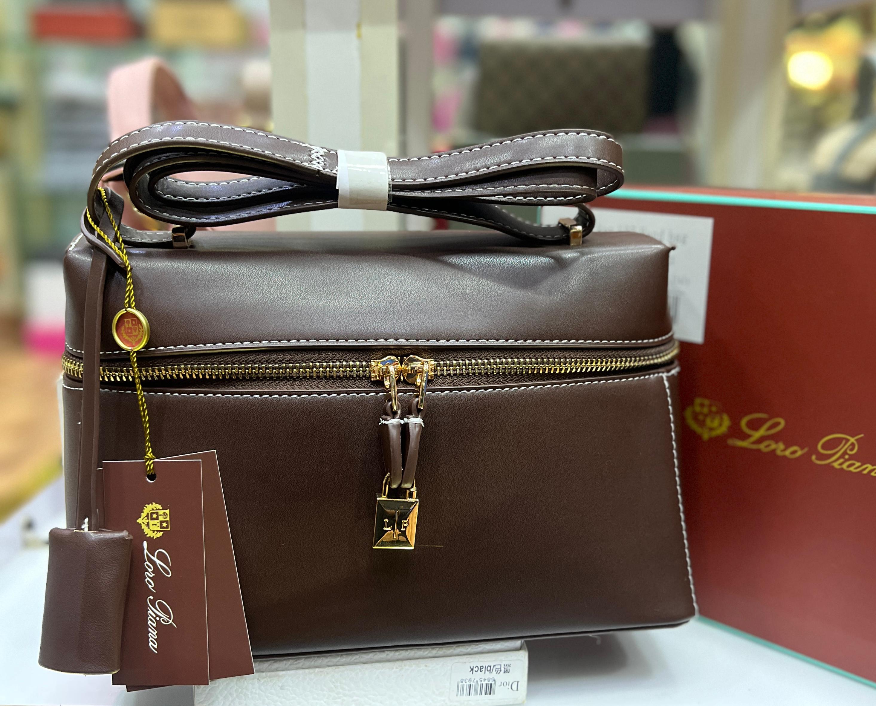 Loro Piana
Extra Bag L27
Smooth Calfskin